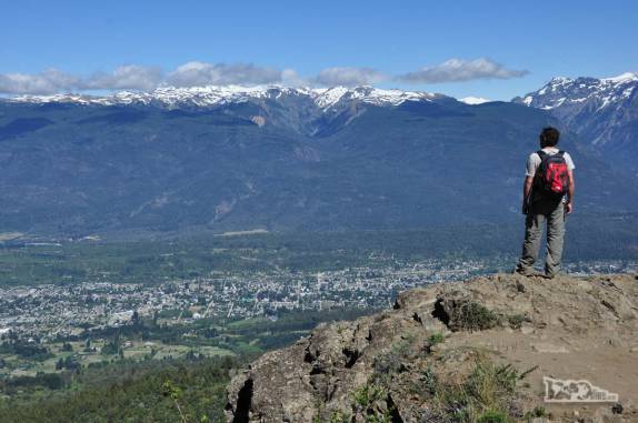 Observando a cidade de El Bolsón durante a subida do Cerro Piltriquitrón, na Argentina